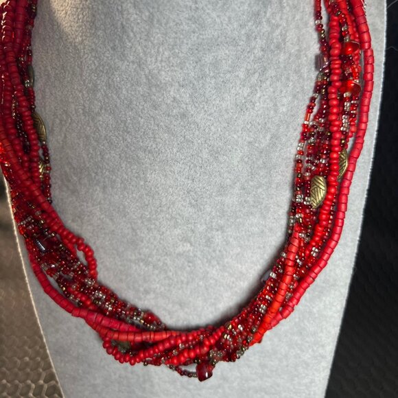 Ladies Vintage Red Seed Beaded Necklace 18 inches in length - Picture 1 of 3